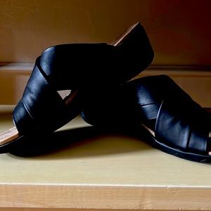 Beretraps black sandals